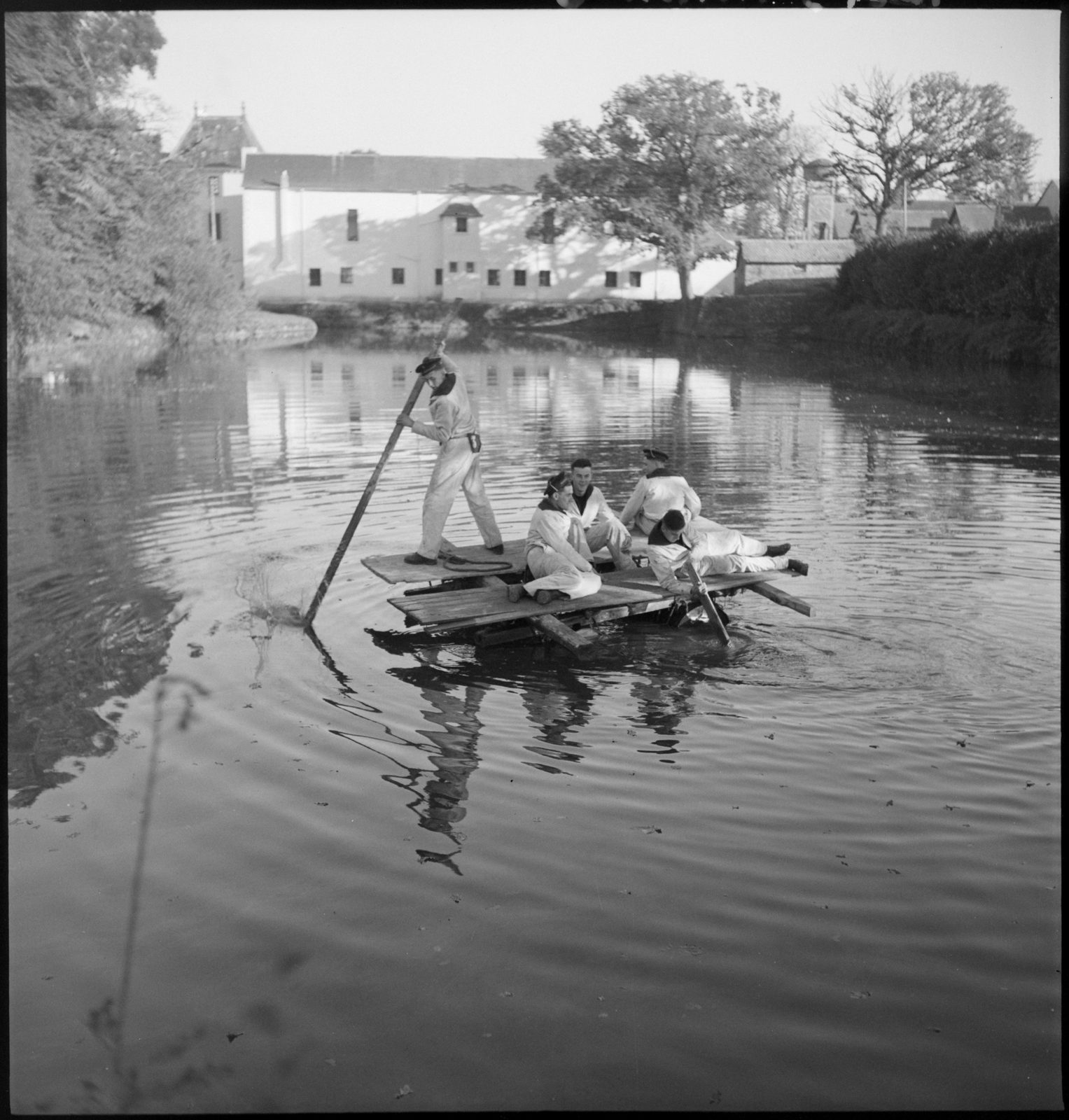 Sur le plan d’eau du domaine