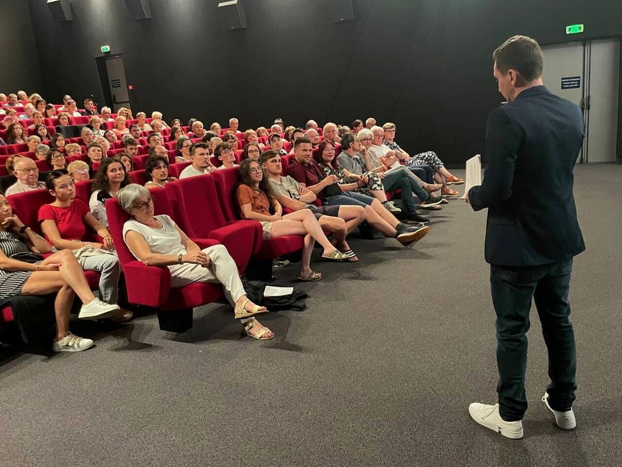 Projection publique de L'héritage des ruines à Guichen — salle comble